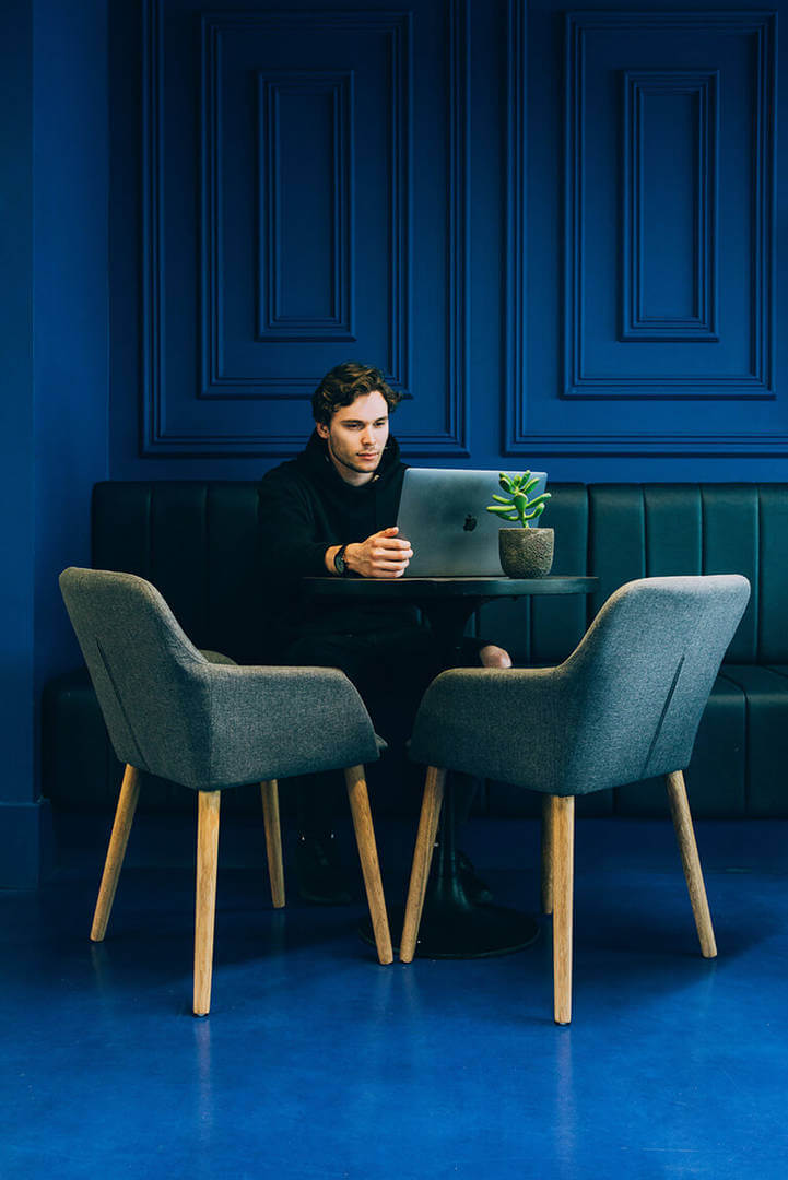 A first time homebuyer reading reviews of mortgage lenders in coastal regions